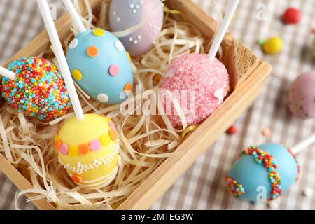 Deliziosi dolci papi in cassa di legno sul tavolo, primo piano. Vacanze di Pasqua Foto Stock