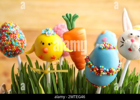 Deliziosa torta dolce schiocchi in erba verde, primo piano. Vacanze di Pasqua Foto Stock