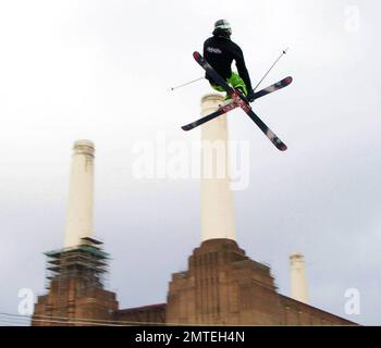 Sciatori e snowboarder si allenano per l'inesorabile Freeze Festival 2010 presso la centrale elettrica di Battersea, che si svolge fino al 31 ottobre. Londra, Regno Unito. 10/29/10. Foto Stock