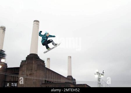 Sciatori e snowboarder si allenano per l'inesorabile Freeze Festival 2010 presso la centrale elettrica di Battersea, che si svolge fino al 31 ottobre. Londra, Regno Unito. 10/29/10. Foto Stock