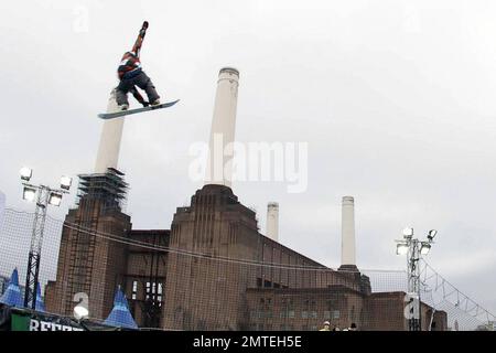 Sciatori e snowboarder si allenano per l'inesorabile Freeze Festival 2010 presso la centrale elettrica di Battersea, che si svolge fino al 31 ottobre. Londra, Regno Unito. 10/29/10. Foto Stock