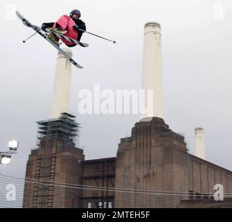 Sciatori e snowboarder si allenano per l'inesorabile Freeze Festival 2010 presso la centrale elettrica di Battersea, che si svolge fino al 31 ottobre. Londra, Regno Unito. 10/29/10. Foto Stock