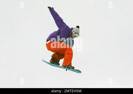 Sciatori e snowboarder si allenano per l'inesorabile Freeze Festival 2010 presso la centrale elettrica di Battersea, che si svolge fino al 31 ottobre. Londra, Regno Unito. 10/29/10. . Foto Stock