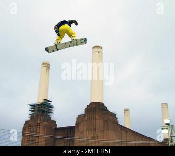 Sciatori e snowboarder si allenano per l'inesorabile Freeze Festival 2010 presso la centrale elettrica di Battersea, che si svolge fino al 31 ottobre. Londra, Regno Unito. 10/29/10. Foto Stock