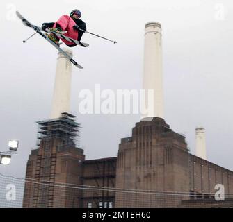 Sciatori e snowboarder si allenano per l'inesorabile Freeze Festival 2010 presso la centrale elettrica di Battersea, che si svolge fino al 31 ottobre. Londra, Regno Unito. 10/29/10. . Foto Stock