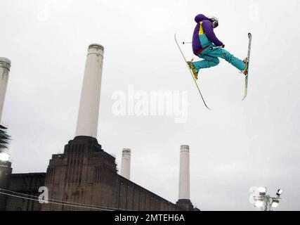 Sciatori e snowboarder si allenano per l'inesorabile Freeze Festival 2010 presso la centrale elettrica di Battersea, che si svolge fino al 31 ottobre. Londra, Regno Unito. 10/29/10. . Foto Stock