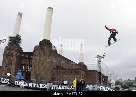 Sciatori e snowboarder si allenano per l'inesorabile Freeze Festival 2010 presso la centrale elettrica di Battersea, che si svolge fino al 31 ottobre. Londra, Regno Unito. 10/29/10. . Foto Stock