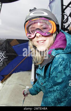 Sciatori e snowboarder si allenano per l'inesorabile Freeze Festival 2010 presso la centrale elettrica di Battersea, che si svolge fino al 31 ottobre. Londra, Regno Unito. 10/29/10. . Foto Stock