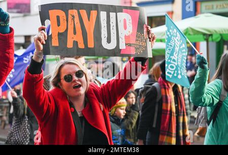 Brighton UK 1st febbraio 2023 - migliaia di insegnanti e sostenitori marzo attraverso Brighton come previsto mezzo milione di lavoratori dimostrano oggi in tutta la Gran Bretagna contro il governo: Credit Simon Dack / Alamy Live News Foto Stock