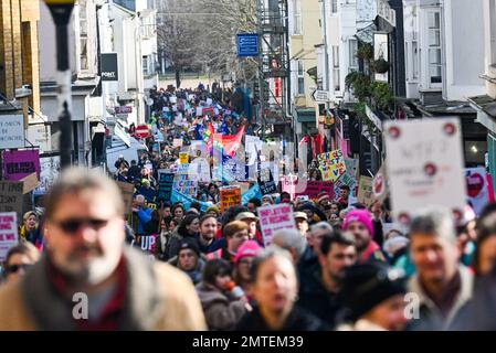 Brighton UK 1st febbraio 2023 - migliaia di insegnanti e sostenitori marzo attraverso Brighton come previsto mezzo milione di lavoratori dimostrano oggi in tutta la Gran Bretagna contro il governo: Credit Simon Dack / Alamy Live News Foto Stock