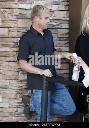 L'attore Rick Schroder sorride e ride con la moglie Andrea Schroder e le due figlie Cambrie (felpa con cappuccio rosa) e Faith Anne (stivali marroni). La famiglia era in fila al cinema Malibu in attesa di vedere un film. Los Angeles, California. 07/17/10. Foto Stock