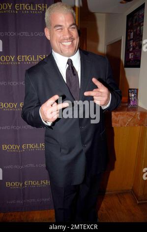 Tito Ortiz partecipa al party post-combattimento di Ricky Hatton al Body English. Il coraggioso Brit Hatton ha ceduto il suo record inatteso all'American Floyd Mayweather dopo una sosta di 10th round nell'attesissimo combattimento, quando Mayweather lo ha messo a terra con un gancio sinistro punitivo. I rapporti sono che, anche con la sconfitta, Hatton non è pronto a gettare nel tovagliolo. Lui dice 'Knock me giù, ma io continuo a tornare. Ricky Hatton non è finito." Aggiungendo "il mio orgoglio è ferito più dei punzoni ferito." Las Vegas, Nevada. 12/8/07. Foto Stock