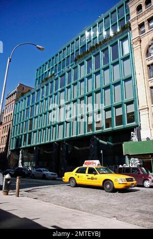 Il latino popstar Ricky Martin ha acquistato un condominio di $7 milioni di dollari a New York. Il condominio di nuova costruzione, mai vissuto, del nuovo progetto Ian Schraeger 40 Bond offre servizi e comfort alberghieri a cinque stelle ed è stato progettato dalla premiata ditta di architettura Herzog & de Meuron. Situata a SoHo, l'unità da 3 letto e 3 1/2 bagni misura 2.637 m2. con soffitti alti 11 metri, una toilette, una galleria, una camera familiare e uno studio privato. 5/8/07. Foto Stock