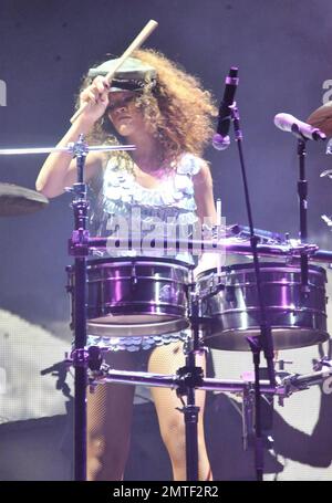 Rihanna perfroms nella sua città natale delle Barbados ieri sera con il suo giro RUMOROSO 2011 a Kensington Oval a Bridgetown, Barbados. 5th agosto 2011. Foto Stock