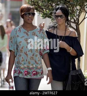 La bellezza nata dalle Barbados, Rihanna, è stata avvistata passandole per i negozi, oggi, nonostante fosse su stampelle e indossasse una bretella sul piede. La cantante si è allietata con una terapia di vendita al dettaglio su Melrose Avenue e al Grove e ha trattato lei stessa e la sua amica con un gelato. Los Angeles, California 8/1/07. Tutti Foto Stock