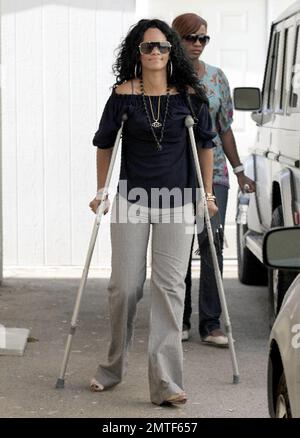 La bellezza nata dalle Barbados, Rihanna, è stata avvistata passandole per i negozi, oggi, nonostante fosse su stampelle e indossasse una bretella sul piede. La cantante si è allietata con una terapia di vendita al dettaglio su Melrose Avenue e al Grove e ha trattato lei stessa e la sua amica con un gelato. Los Angeles, California 8/1/07. Tutti Foto Stock