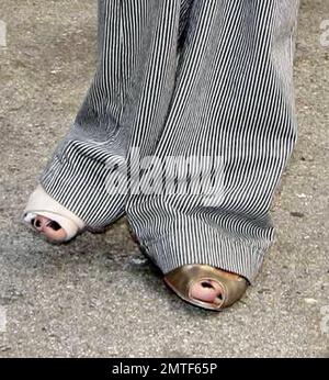 La bellezza nata dalle Barbados, Rihanna, è stata avvistata passandole per i negozi, oggi, nonostante fosse su stampelle e indossasse una bretella sul piede. La cantante si è allietata con una terapia di vendita al dettaglio su Melrose Avenue e al Grove e ha trattato lei stessa e la sua amica con un gelato. Los Angeles, California 8/1/07. Tutti Foto Stock