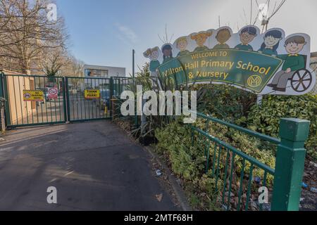 Westcliff on Sea, Regno Unito. 1st Feb, 2023. Scuola primaria di Milton Hall. Le scuole si sono chiuse mentre gli insegnanti in Inghilterra e Galles vanno in sciopero in una disputa sulla retribuzione. I membri DEL NEU vogliono un aumento delle retribuzioni del 12 per cento, mentre il governo offre un aumento delle retribuzioni del 5 per cento. Penelope Barritt/Alamy Live News Foto Stock