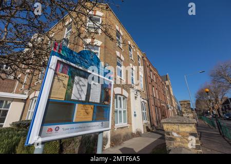 Westcliff on Sea, Regno Unito. 1st Feb, 2023. St Scuola superiore di Bernard. Le scuole si sono chiuse mentre gli insegnanti in Inghilterra e Galles vanno in sciopero in una disputa sulla retribuzione. I membri DEL NEU vogliono un aumento delle retribuzioni del 12 per cento, mentre il governo offre un aumento delle retribuzioni del 5 per cento. Penelope Barritt/Alamy Live News Foto Stock