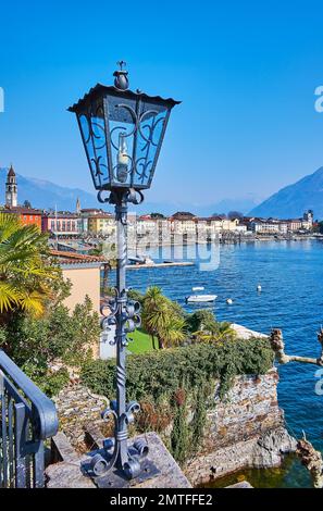 Il bellissimo lampione d'epoca sulla riva del Lago maggiore ad Ascona, in Svizzera Foto Stock