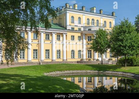 San Pietroburgo, Russia-6 Agosto 2022: Giardino pittoresco nella tenuta del Museo Derzhavin sul lungofiume del fiume Fontanka, San Pietroburgo, Russia Foto Stock