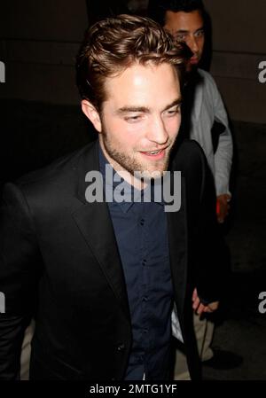 Robert Pattinson, la star di Twilight Saga, saluta i fan e firma autografi fuori dagli studi di Jimmy Kimmel Live. Al suo arrivo, sorrise e fece un lampo a tifosi e fotografi. Los Angeles, California. 22nd agosto 2012. Foto Stock