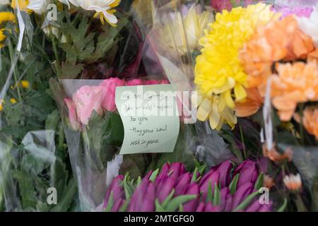 Fiori sulla scena a Broadlands, Netherfield, Milton Keynes, Buckinghamshire, dove una ragazza di quattro anni è morta in seguito a notizie di un attacco di cane nel giardino sul retro di una proprietà. Data immagine: Mercoledì 1 febbraio 2023. Foto Stock