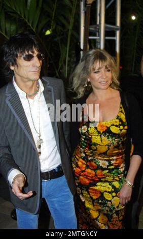 Ronnie Wood e la moglie Jo partecipano alla mostra d'arte Ronnies, inaugurale al Seminole Hard Rock di Hollywood, FL 3/11/06 Foto Stock