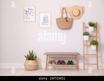 Scaletta di legno e panca vicino al bianco letto in camera per ragazzi interno  con poster sulla parete. Foto reale Foto stock - Alamy