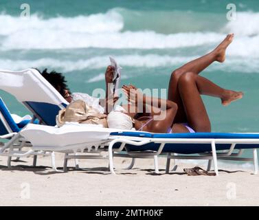 X Factor Judge, Kelly Rowland, mostra la sua figura invidiabile in un bikini viola durante un pomeriggio rilassante sulla spiaggia prima del suo spettacolo stasera all'American Airlines Arena. Rowland all'inizio di quest'anno ha partecipato a un bootcamp motivazionale bikini con la sua allenatrice Jeanette Jenkins durante aprile e maggio, sembra che l'esercizio ha pagato. Miami Beach, Florida. 5th ottobre 2011. Foto Stock