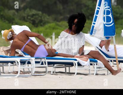 X Factor Judge, Kelly Rowland, mostra la sua figura invidiabile in un bikini viola durante un pomeriggio rilassante sulla spiaggia prima del suo spettacolo stasera all'American Airlines Arena. Rowland all'inizio di quest'anno ha partecipato a un bootcamp motivazionale bikini con la sua allenatrice Jeanette Jenkins durante aprile e maggio, sembra che l'esercizio ha pagato. Miami Beach, Florida. 5th ottobre 2011. Foto Stock