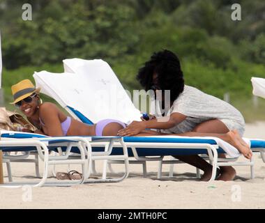 X Factor Judge, Kelly Rowland, mostra la sua figura invidiabile in un bikini viola durante un pomeriggio rilassante sulla spiaggia prima del suo spettacolo stasera all'American Airlines Arena. Rowland all'inizio di quest'anno ha partecipato a un bootcamp motivazionale bikini con la sua allenatrice Jeanette Jenkins durante aprile e maggio, sembra che l'esercizio ha pagato. Miami Beach, Florida. 5th ottobre 2011. . Foto Stock