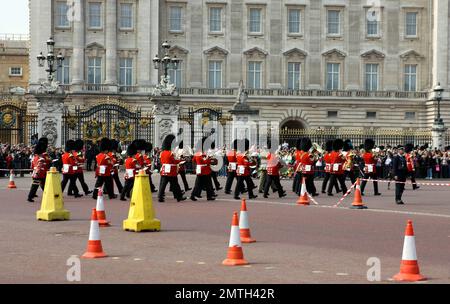 A Londra si riuniscono folle di bravissimi bravissimi di tutto il mondo prima del matrimonio reale di domani tra il Principe William e Kate Middleton, mentre si preparano i preparativi e si tengono varie prove per il grande evento. I fan sono accampati a Londra indossando tutto, dai costumi casual e dall'abbigliamento formale. Anche i manifestanti fanno parte della scena. Londra, Regno Unito. 4/28/11. Foto Stock