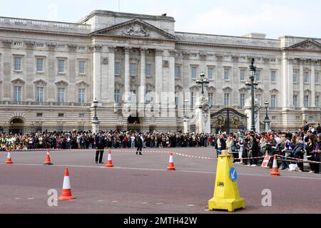 A Londra si riuniscono folle di bravissimi bravissimi di tutto il mondo prima del matrimonio reale di domani tra il Principe William e Kate Middleton, mentre si preparano i preparativi e si tengono varie prove per il grande evento. I fan sono accampati a Londra indossando tutto, dai costumi casual e dall'abbigliamento formale. Anche i manifestanti fanno parte della scena. Londra, Regno Unito. 4/28/11. Foto Stock