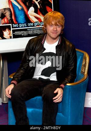 La star di 'Harry Potter' Rupert Grint, che festeggia il suo 21st° compleanno domani, fa un'apparizione per promuovere l'uscita in DVD del suo film 'Cherrybomb' al Santum Soho Hotel. Grint, che gioca Ron Weasley nella serie 'Harry Potter', ha posato per le foto con i tifosi, uno dei quali ha sporto una macchia grande sulla parte anteriore della sua camicia che sembrava essere troppo entusiasta di incontrarlo, versando un drink su se stessa. Londra, Regno Unito. 8/23/10. Foto Stock