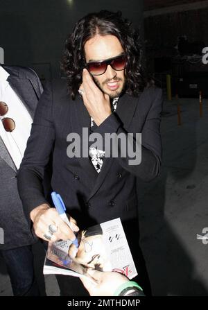 Russell Brand si è esibito in "Jimmy Kimmel Live!" Mostra per promuovere il suo nuovo film 'Get HIM to the Greek'. Marca ha chiacchierato sul suo cellulare mentre firma autografi per i fan, molti dei quali sulla sua foto che appare sulla copertina dell'ultimo numero di 'Rolling Stone' rivista. Los Angeles, California. 6/1/10. . Foto Stock