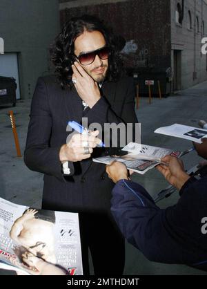 Russell Brand si è esibito in "Jimmy Kimmel Live!" Mostra per promuovere il suo nuovo film 'Get HIM to the Greek'. Marca ha chiacchierato sul suo cellulare mentre firma autografi per i fan, molti dei quali sulla sua foto che appare sulla copertina dell'ultimo numero di 'Rolling Stone' rivista. Los Angeles, California. 6/1/10. . Foto Stock