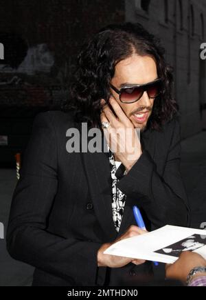 Russell Brand si è esibito in "Jimmy Kimmel Live!" Mostra per promuovere il suo nuovo film 'Get HIM to the Greek'. Marca ha chiacchierato sul suo cellulare mentre firma autografi per i fan, molti dei quali sulla sua foto che appare sulla copertina dell'ultimo numero di 'Rolling Stone' rivista. Los Angeles, California. 6/1/10. . Foto Stock