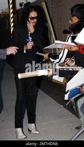 Russell Brand si è esibito in "Jimmy Kimmel Live!" Mostra per promuovere il suo nuovo film 'Get HIM to the Greek'. Marca ha chiacchierato sul suo cellulare mentre firma autografi per i fan, molti dei quali sulla sua foto che appare sulla copertina dell'ultimo numero di 'Rolling Stone' rivista. Los Angeles, California. 6/1/10. . Foto Stock
