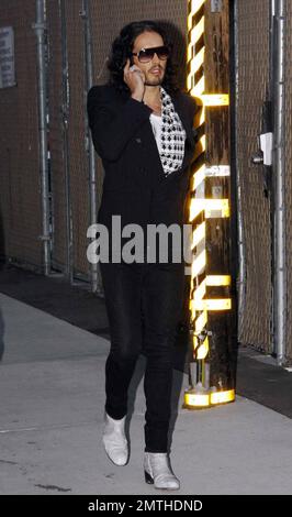 Russell Brand si è esibito in "Jimmy Kimmel Live!" Mostra per promuovere il suo nuovo film 'Get HIM to the Greek'. Marca ha chiacchierato sul suo cellulare mentre firma autografi per i fan, molti dei quali sulla sua foto che appare sulla copertina dell'ultimo numero di 'Rolling Stone' rivista. Los Angeles, California. 6/1/10. . Foto Stock
