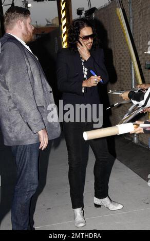 Russell Brand si è esibito in "Jimmy Kimmel Live!" Mostra per promuovere il suo nuovo film 'Get HIM to the Greek'. Marca ha chiacchierato sul suo cellulare mentre firma autografi per i fan, molti dei quali sulla sua foto che appare sulla copertina dell'ultimo numero di 'Rolling Stone' rivista. Los Angeles, California. 6/1/10. . . Foto Stock