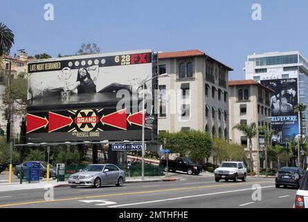 Billboard di Russell Brand domina l'on Sunset Strip di West Hollywood pubblicizzando il suo nuovo programma televisivo 'Brand X'. Il cartellone si trova a meno di un miglio dalla residenza dell'ex moglie Katy Perry che una volta condivideva con Brand. Il marchio X è stato girato negli Stati Uniti e viene fatturato come il comedianÕs 'non filtrato prendere gli eventi attuali, la politica e la cultura popolare'. La prima mostra il 28th giugno. Los Angeles, CA 14th giugno 2012. Foto Stock
