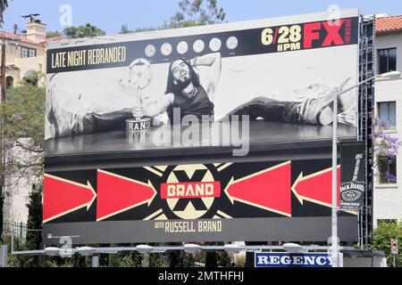 Billboard di Russell Brand domina l'on Sunset Strip di West Hollywood pubblicizzando il suo nuovo programma televisivo 'Brand X'. Il cartellone si trova a meno di un miglio dalla residenza dell'ex moglie Katy Perry che una volta condivideva con Brand. Il marchio X è stato girato negli Stati Uniti e viene fatturato come il comedianÕs 'non filtrato prendere gli eventi attuali, la politica e la cultura popolare'. La prima mostra il 28th giugno. Los Angeles, CA 14th giugno 2012. Foto Stock