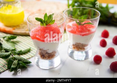 Mini bicchiere da dessert con yogurt e gelato alla fragola Foto Stock