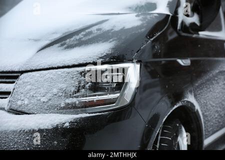 Auto moderna coperta di neve all'aperto il giorno d'inverno, primo piano Foto Stock