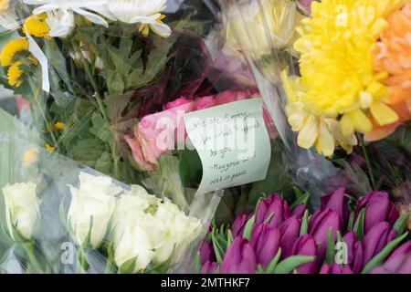 Fiori sulla scena a Broadlands, Netherfield, Milton Keynes, Buckinghamshire, dove una ragazza di quattro anni è morta in seguito a notizie di un attacco di cane nel giardino sul retro di una proprietà. Data immagine: Mercoledì 1 febbraio 2023. Foto Stock