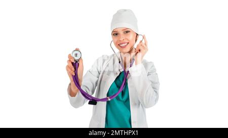 Medico femminile smiley in uniforme bianca con stetoscopio isolato su bianco. Primo piano. Foto Stock