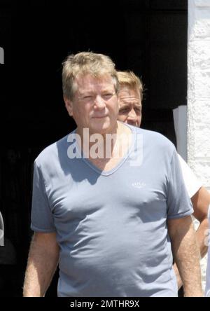 - Poche settimane dopo aver perso il suo amato Farrah Fawcett, Ryan o'Neal è visto fuori con l'amico Charlie Mattera. I due si sono fermati in un negozio meccanico per prendere il SUV di Charlie a Brentwood, California. 7/30/09. Foto Stock