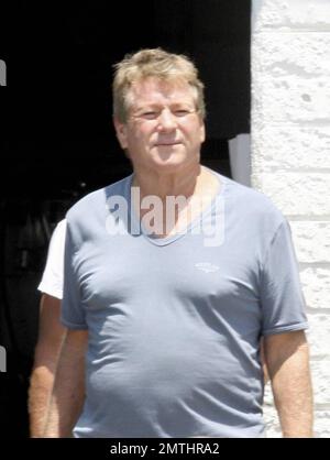 Poche settimane dopo aver perso il suo amato Farrah Fawcett, Ryan o'Neal è visto fuori con l'amico Charlie Mattera. I due si sono fermati in un negozio meccanico per prendere il SUV di Charlie a Brentwood, California. 7/30/09. Foto Stock