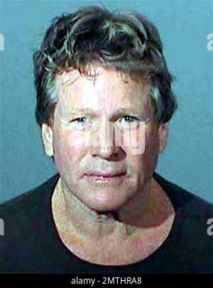 Foto di prenotazione di Ryan o'Neal a Malbiu, CA. Dopo il suo arresto per aver assalito il figlio, Griffin o'Neal, nelle prime ore di sabato, 3 febbraio 2007. Ryan viene accusato di assalto con un'arma mortale e di scarico negligente di un'arma da fuoco. Fu rilasciato con un titolo di $$50.000. Padre e figlio avevano cenato con un gruppo di amici e parenti per celebrare il 60th° compleanno di Farah Fawcett e il fatto che era priva di cancro dopo quattro mesi di trattamento. Dopo aver fatto ritorno a casa alla casa sulla spiaggia di Ryan a Malibu, scoppiò un'altercation. In una dichiarazione, l'attore di 65 anni ha detto Foto Stock